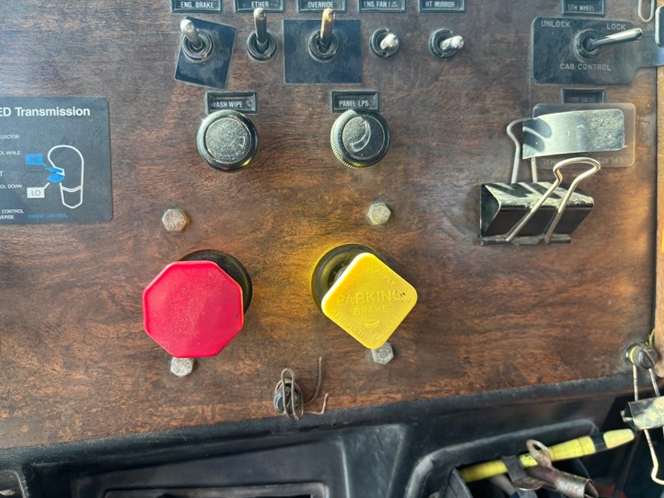 1988-peterbilt-377-image-46