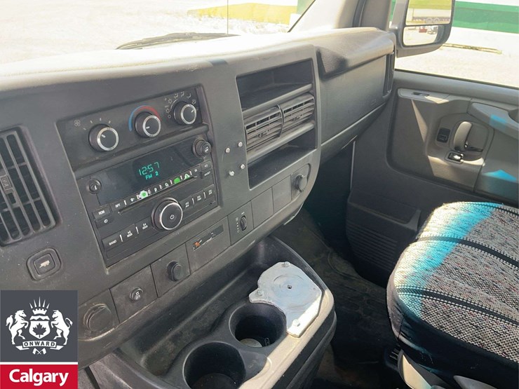 2014-gmc-savana-cargo-van-image-15