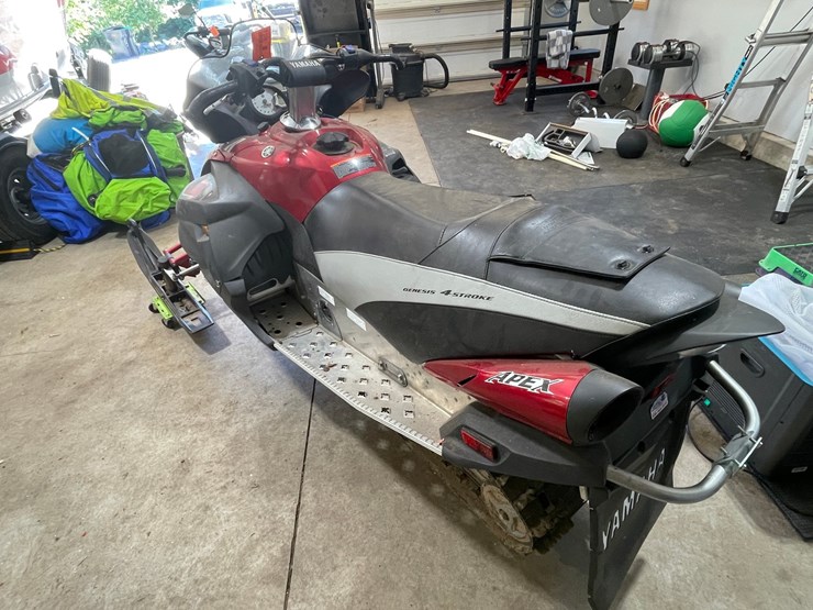 #7106-•-2009-yamaha-apex-snowmobile-(has-registration-card)-image-4