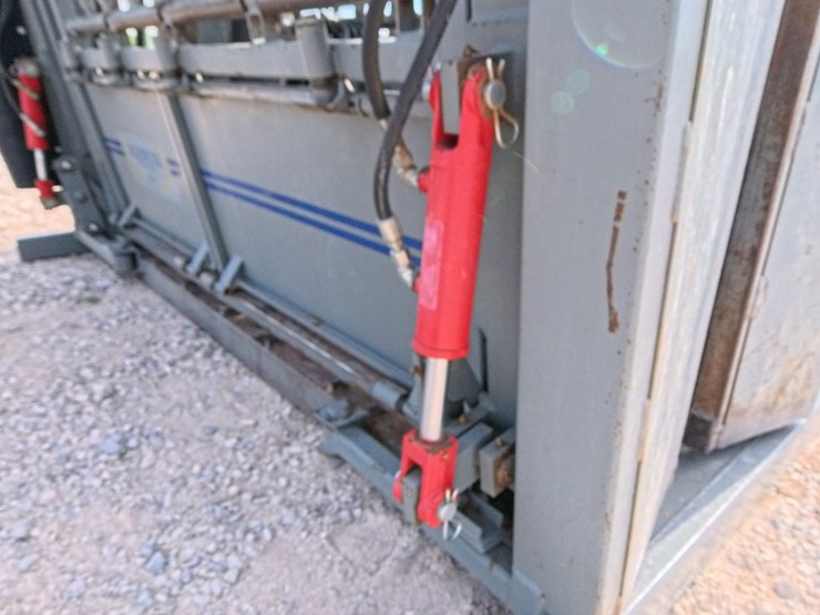 #1057-•-molly-mfg,-silencer-hydraulic-cattle-chute-image-11