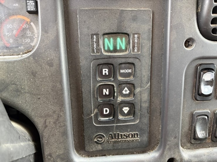 2018-freightliner-114sd-image-29