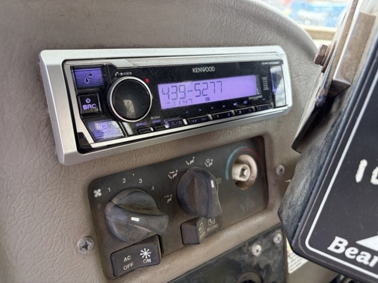 2002-peterbilt-330-image-29