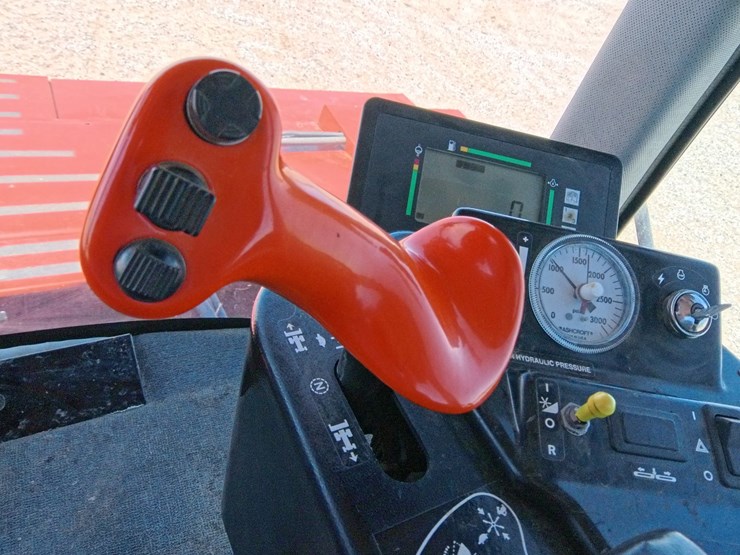 hesston-8550s-image-43
