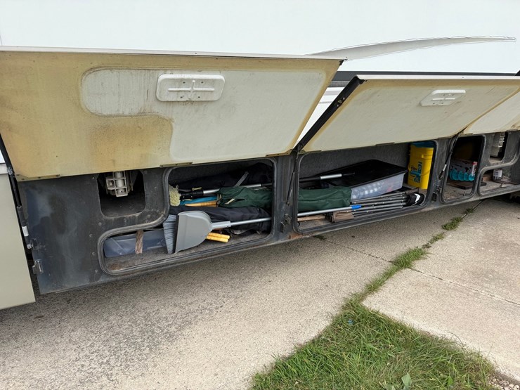#1490-•-2001-winnebago-adventurer-image-65