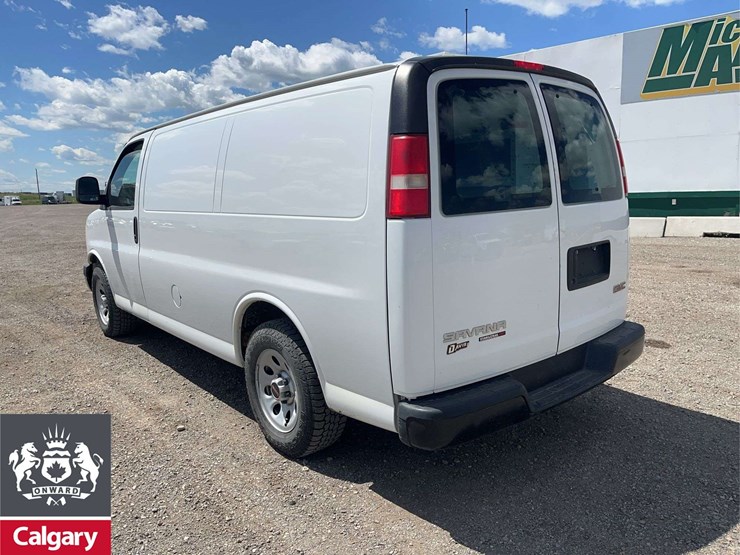 2014-gmc-savana-cargo-van-image-3
