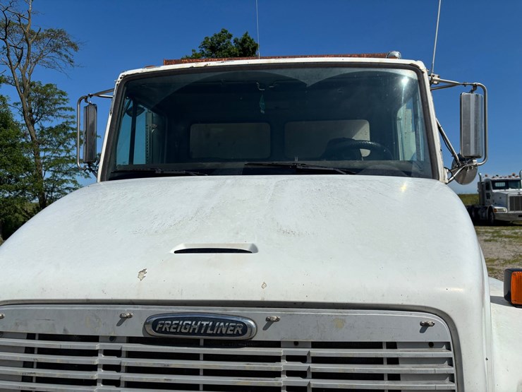 2000-freightliner-fl80-image-12