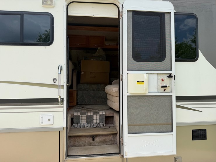 #1490-•-2001-winnebago-adventurer-image-74