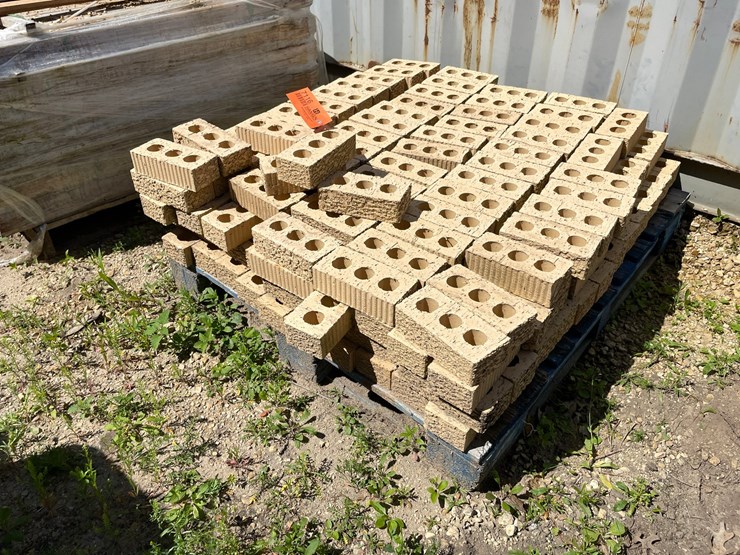 #7116-•-partial-pallet-of-landscape-brick-image-2