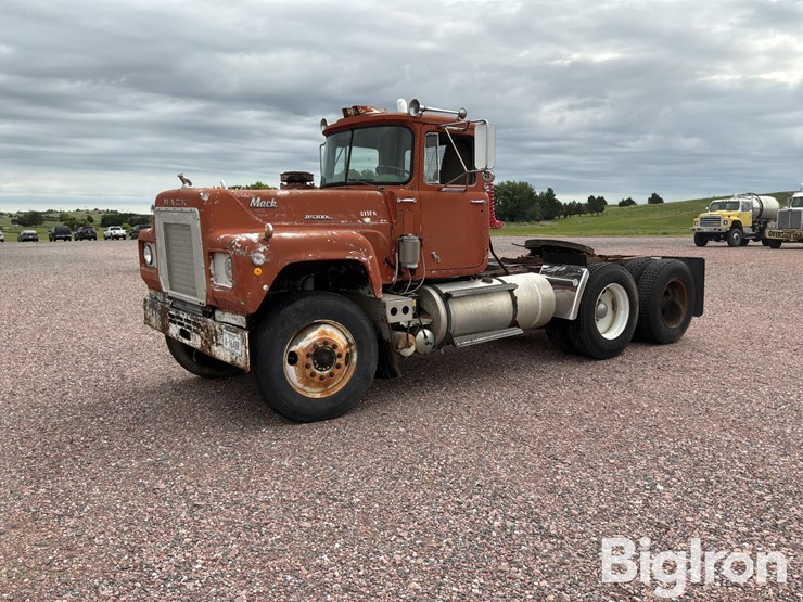1970-mack-rs700l-image-1