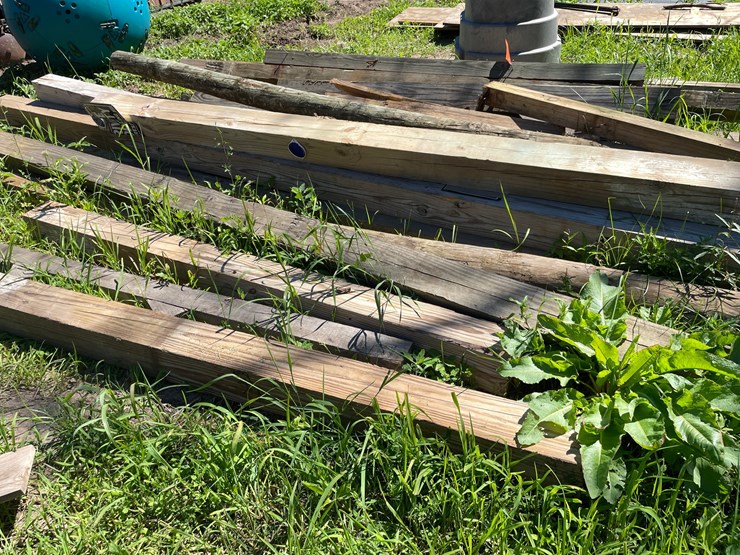 #7129-•-pile-of-used-wooden-posts-image-4