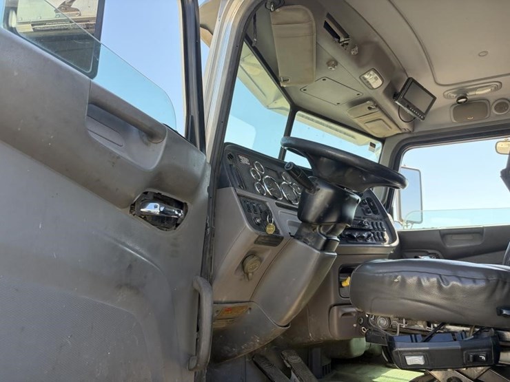 2015-peterbilt-365-image-18