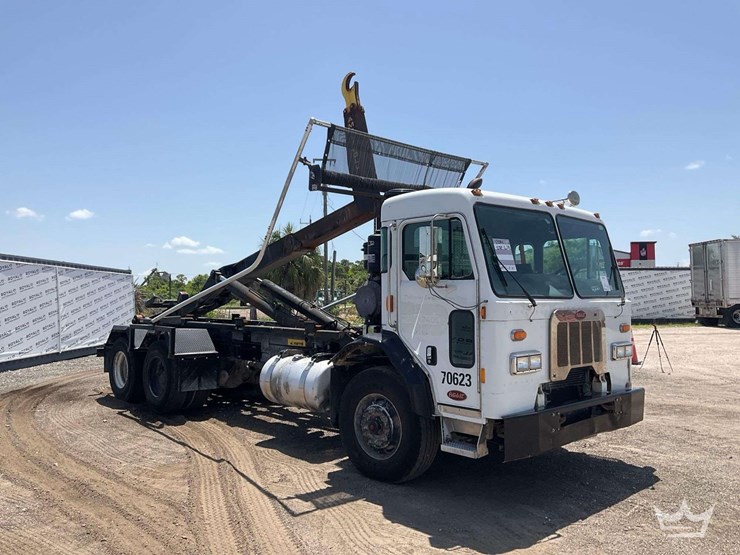 2015-peterbilt-320-image-3