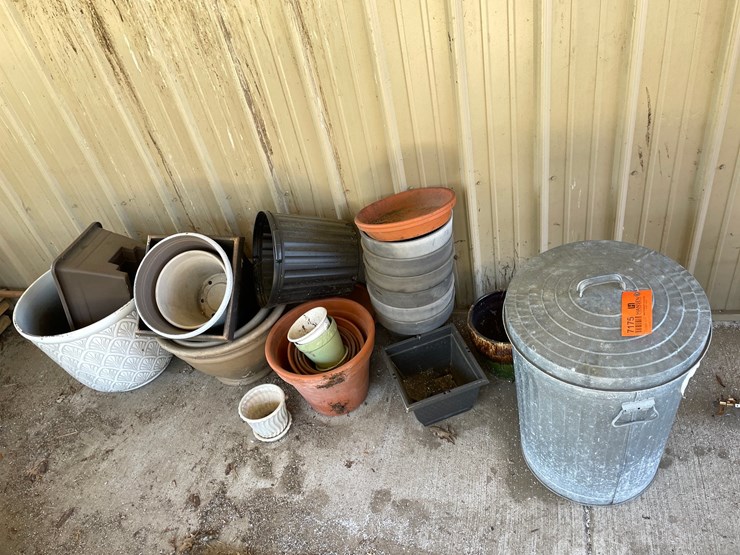 #7175-•-assortment-of-lawn-and-garden-planters-image-1