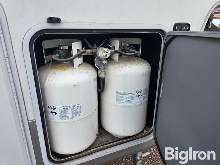 2014-forest-river-silverback-29refw-5th-wheel-camper-image-13