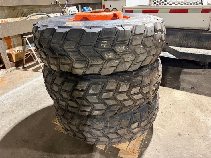 #1477-•-unused-michelin-tires-14.00-r-20-(lot-of-3)-image-7