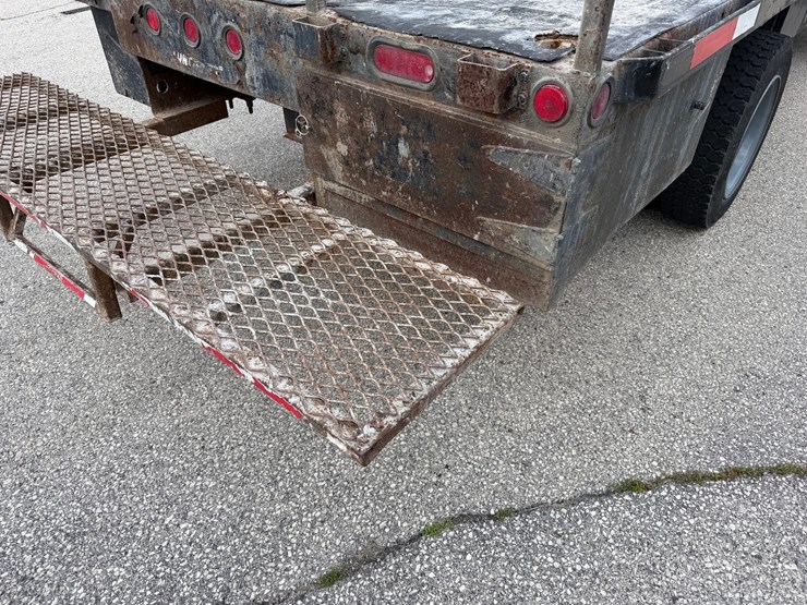 #1487-•-2004-gmc-c4500-flatbed-form-truck-image-23