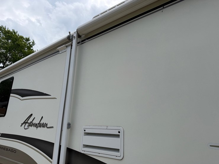 #1490-•-2001-winnebago-adventurer-image-38