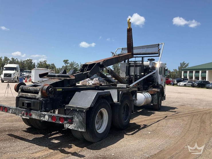 2015-peterbilt-320-image-5