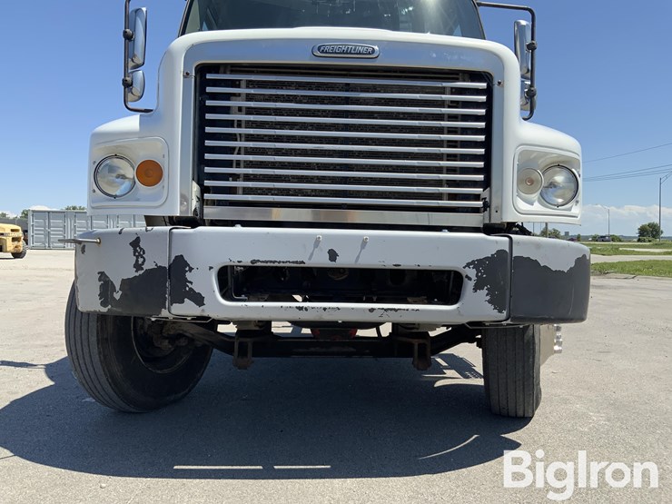 2010-freightliner-m2-106-image-11