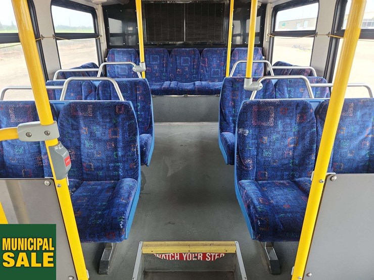 2007-new-flyer-restyled-low-floor-s/a-passenger-wheelchair-accessible-bus-image-31