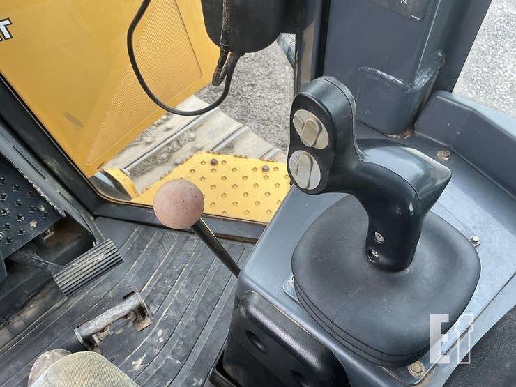 2014-deere-750k-xlt-image-17