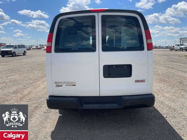 2014-gmc-savana-cargo-van-image-4