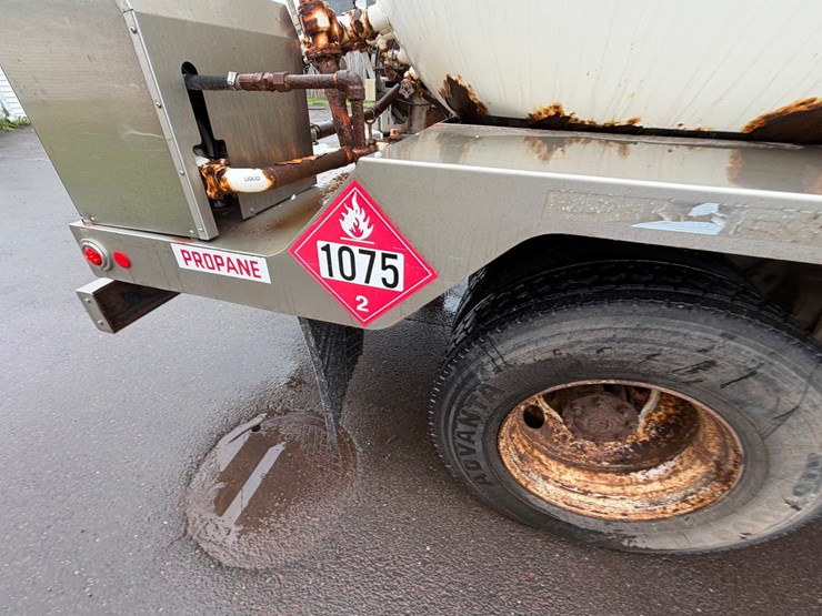 #1797-•-1996-freightliner-m2-lp-truck-image-28