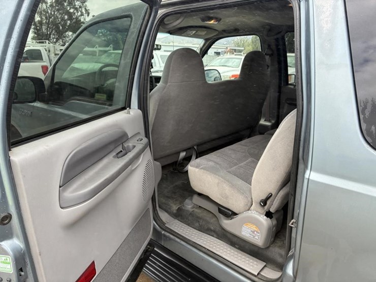 2000-ford-excursion-image-12