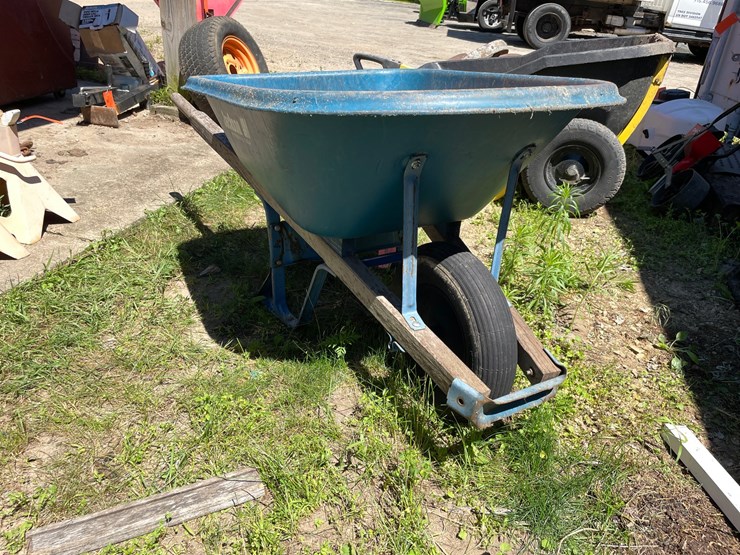 #7156-•-jackson-poly-tub-wheelbarrow-image-4