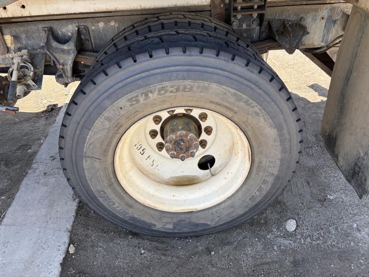 2011-ford-f750-image-5