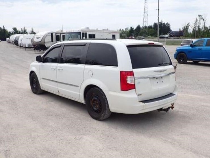 2016-chrysler-town-&-country-image-7