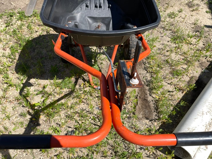 #7115-•-agri-fab-lawn-spreader-image-7