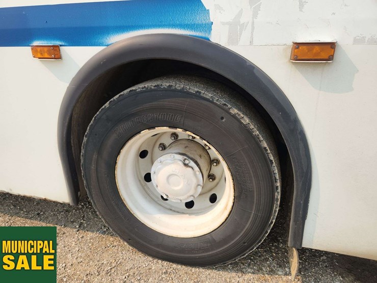 2007-new-flyer-restyled-low-floor-s/a-passenger-wheelchair-accessible-bus-image-12