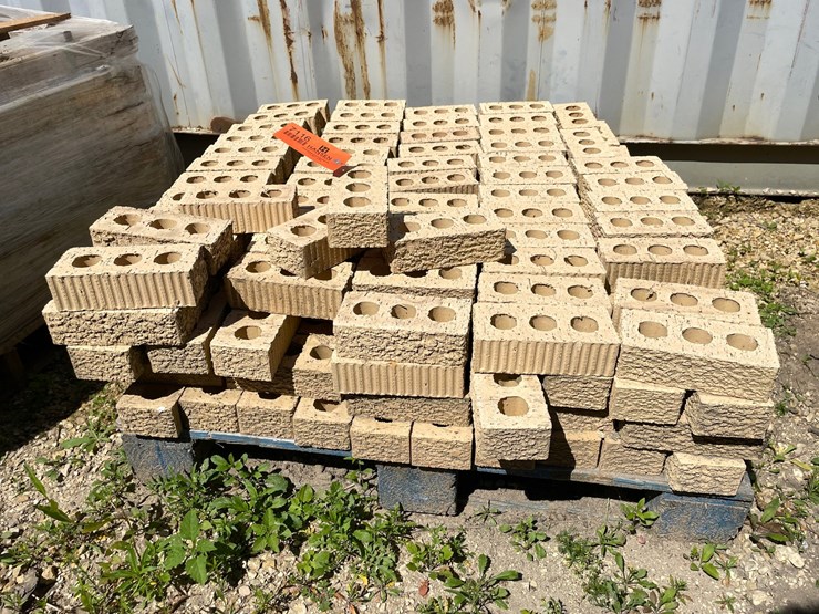 #7116-•-partial-pallet-of-landscape-brick-image-3