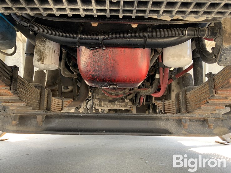 2012-freightliner-m2-106-image-18