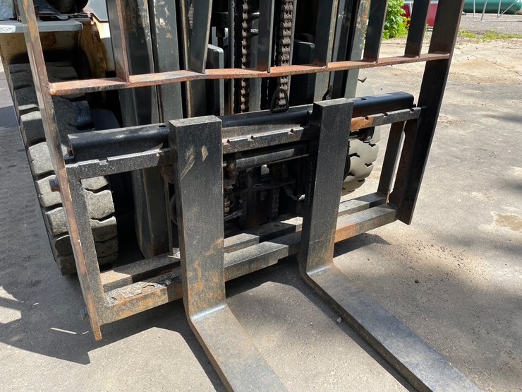#6069-•-2016-5000lb-unicarriers-lp-forklift-image-10