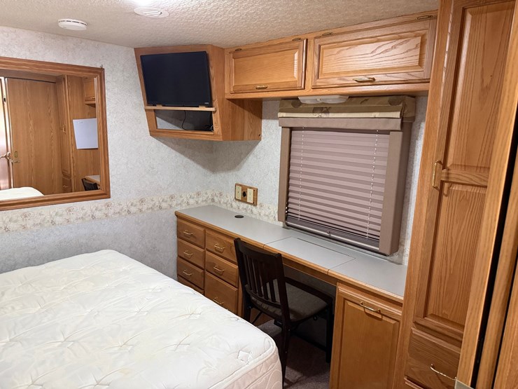 #1490-•-2001-winnebago-adventurer-image-94