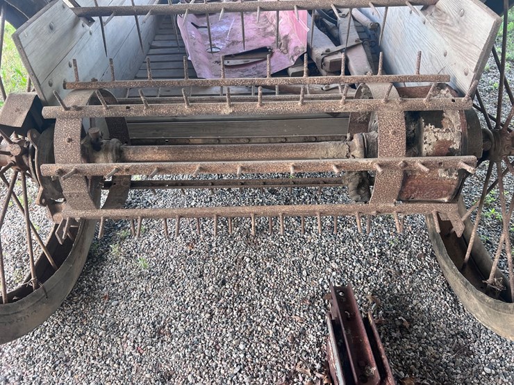 #5595-•-john-deere-wooden-draper-spreader-image-8