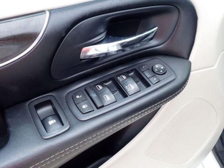 2016-chrysler-town-&-country-image-14
