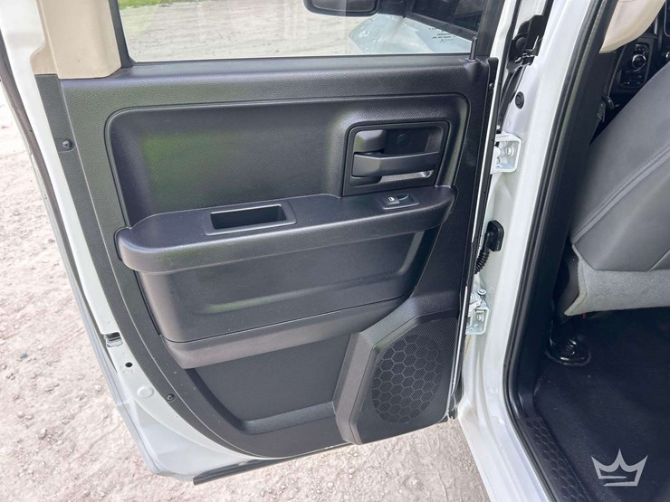 2020-ram-1500-classic-image-17