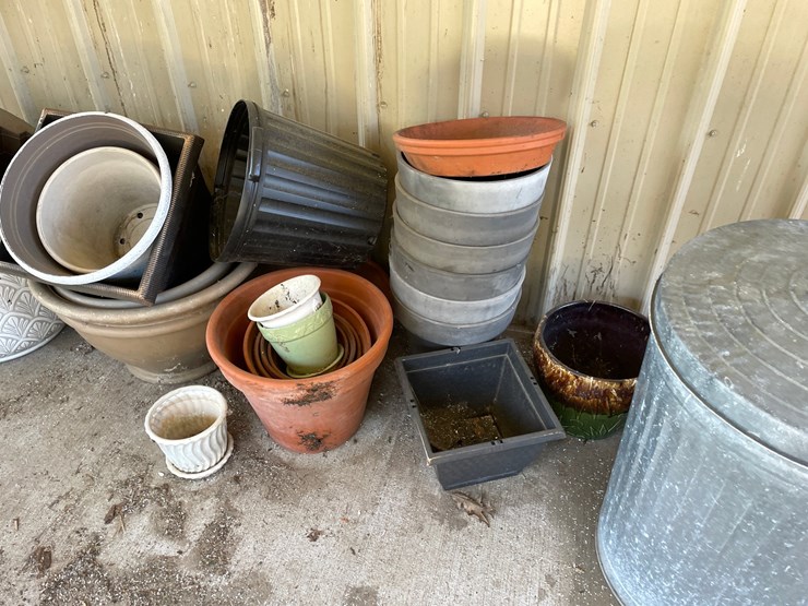 #7175-•-assortment-of-lawn-and-garden-planters-image-3