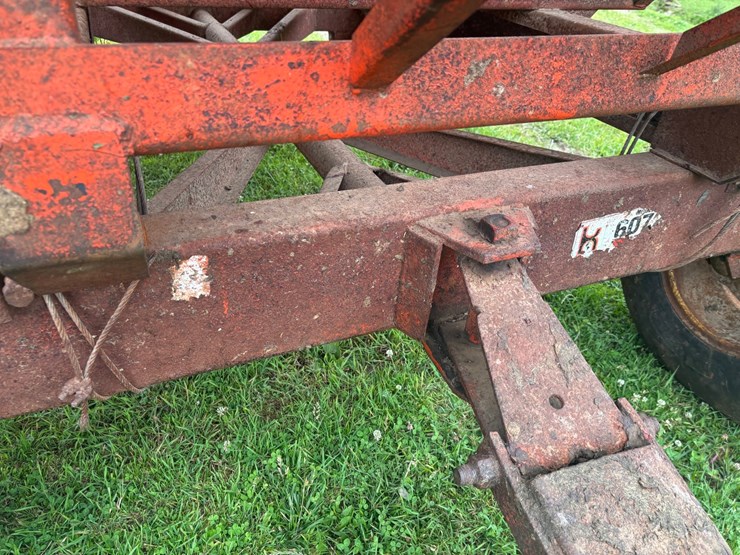 #2221-•-korhumel-industries-6072-fertilizer-gravity-wagon-image-20