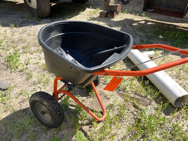 #7115-•-agri-fab-lawn-spreader-image-8