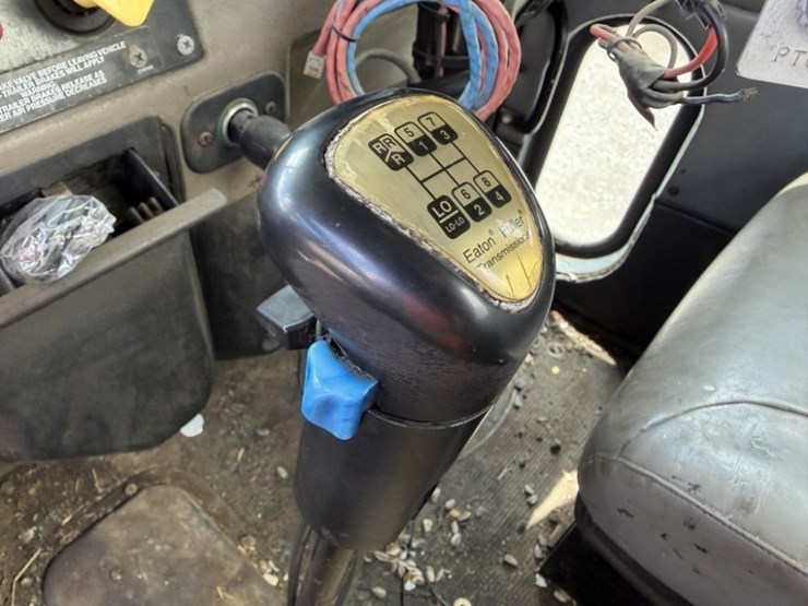 2002-peterbilt-330-image-32