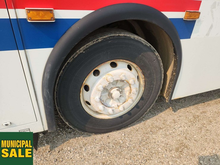 2007-new-flyer-restyled-low-floor-s/a-passenger-wheelchair-accessible-bus-image-11