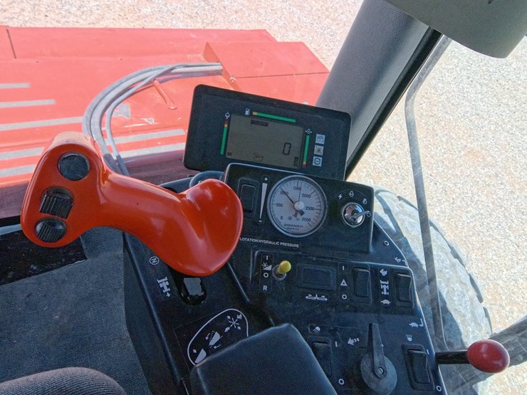 hesston-8550s-image-42