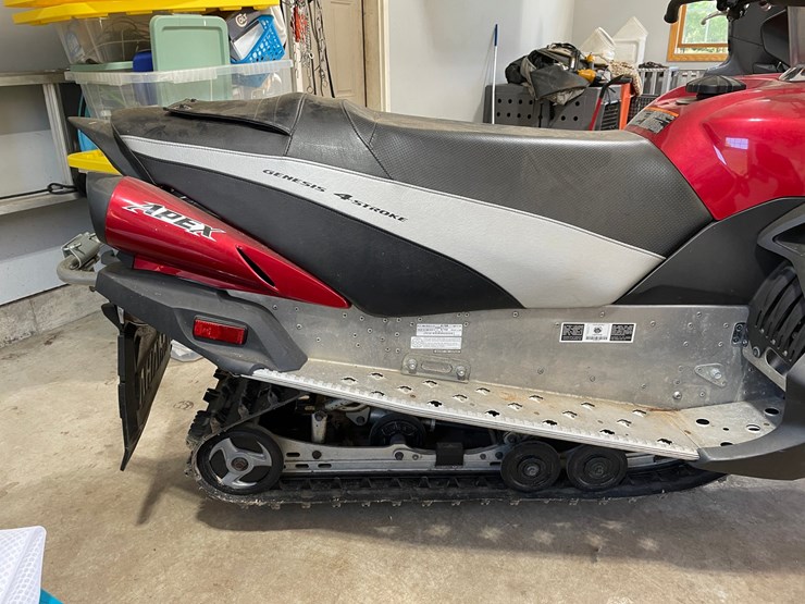 #7106-•-2009-yamaha-apex-snowmobile-(has-registration-card)-image-11