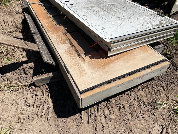 #7140-•-(2)-pallets-of-windows-and-(2)-doors-image-4