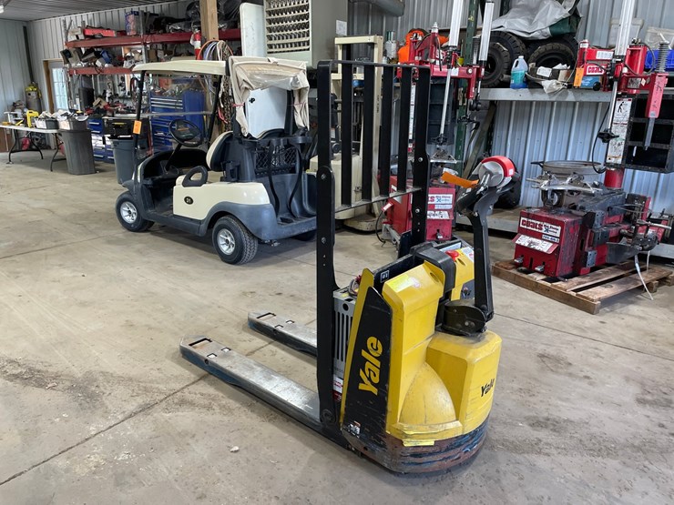 #6061-•-yale-electric-pallet-jack-image-3