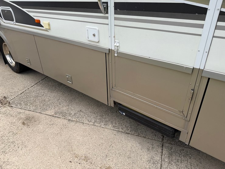 #1490-•-2001-winnebago-adventurer-image-35